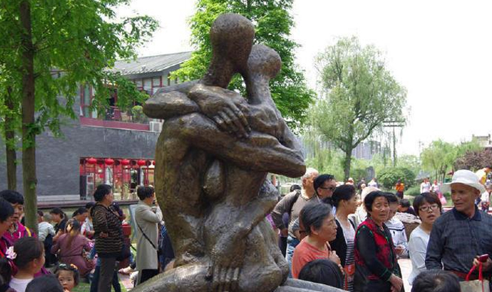 <b>热吻裸体雕塑现西安公园 妈妈拉孩子绕开</b>