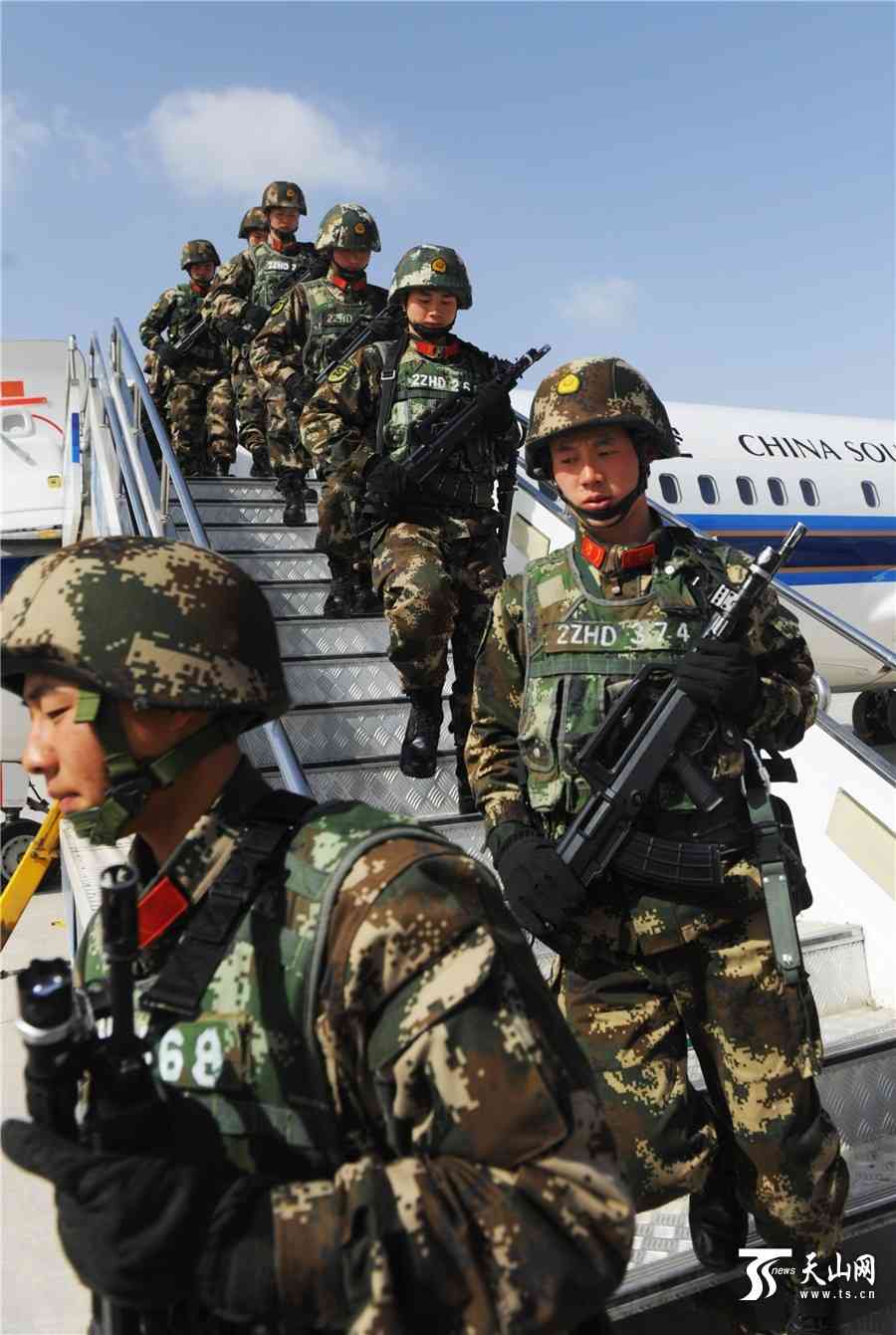 新疆上千武警持枪乘机赴反恐维稳一线(4)