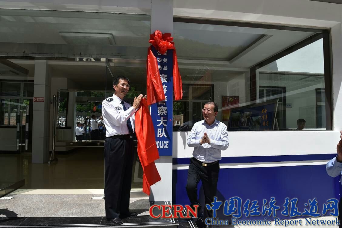 市公安局党委书记,公安局长杨通顺和县委副书记,县长崔江华为旅游警察
