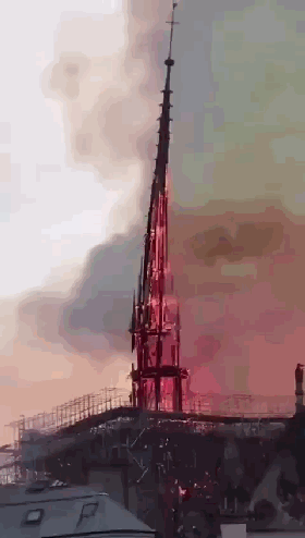  巴黎圣母院塔尖倒塌一瞬间