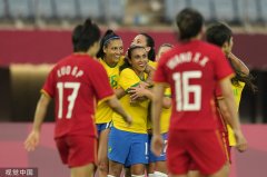 奥运-玛塔2球 中国女足4中框0-5惨败巴西遭
