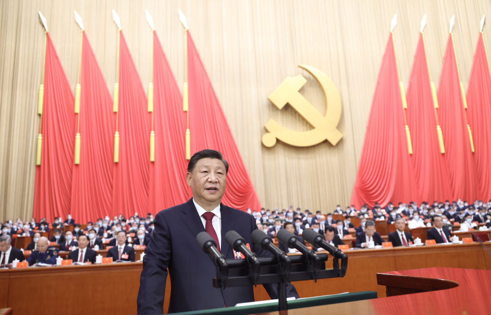 2022年10月16日，中国共产党第二十次全国代表大会在北京人民大会堂开幕。习近平代表第十九届中央委员会向大会作报告。新华社记者 鞠鹏 摄